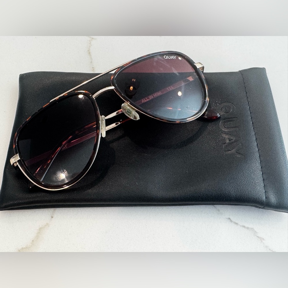 Quay All In Aviator Sunglasses with Tortoiseshell & Gradient Brown Lenses - Picture 3 of 6